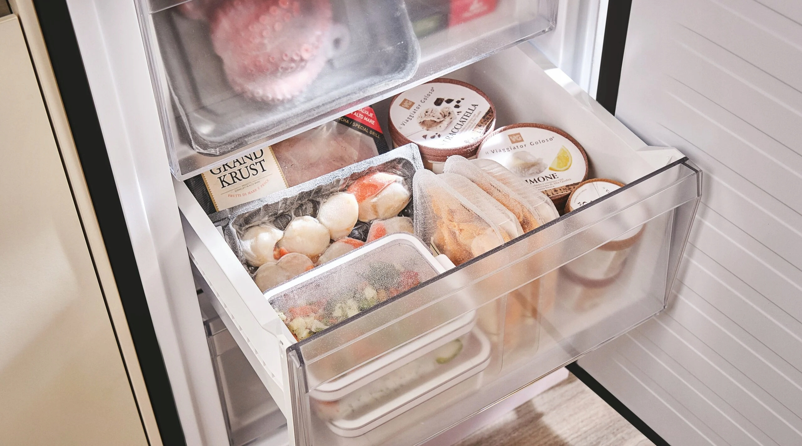 Wysoka pojemność – 235 L chłodziarka i 120 L zamrażarka