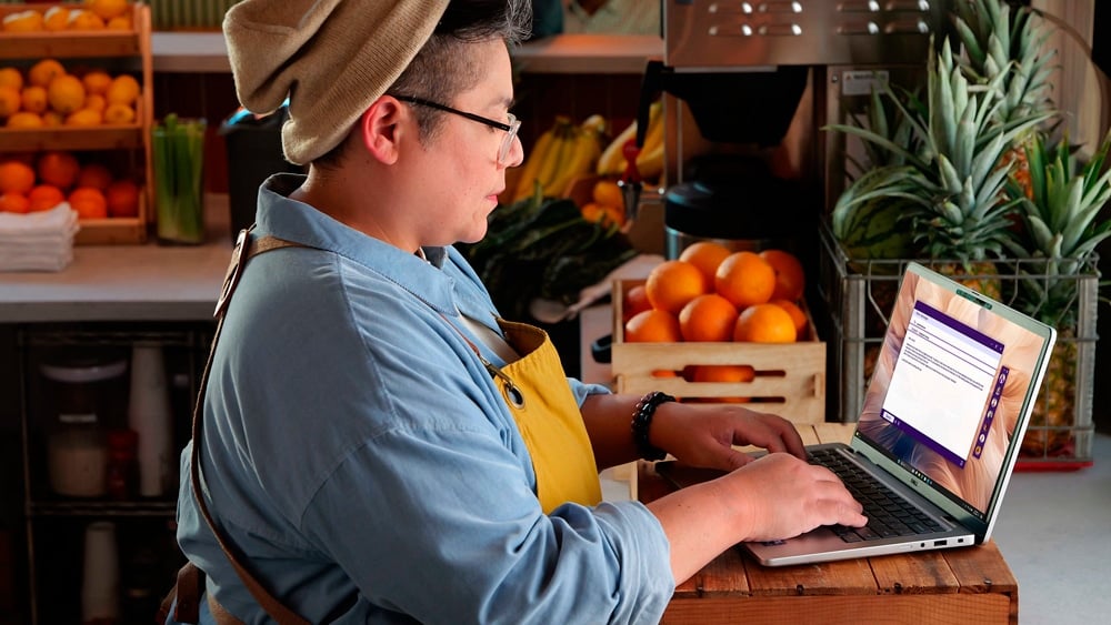 Wbudowana kamera 5 MP z HDR – Wyraźne konferencje wideo