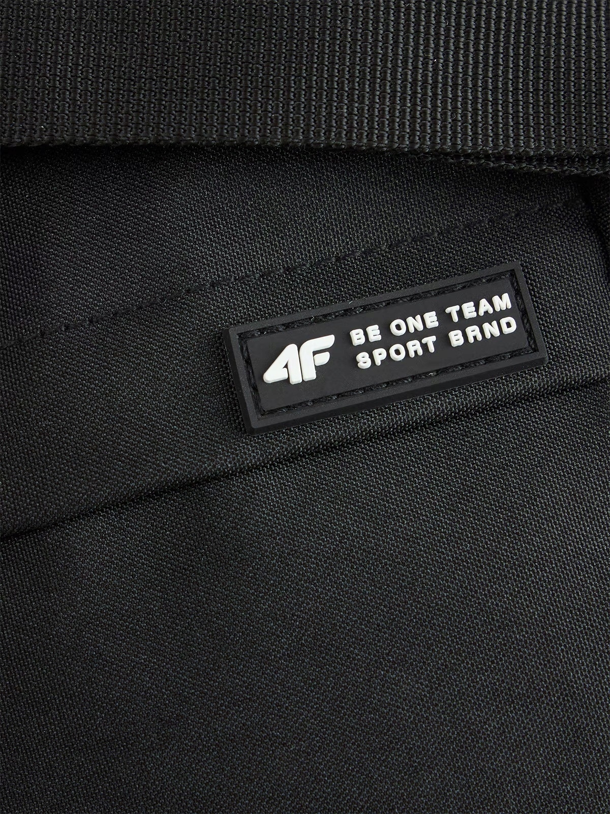 Praktyczne kieszenie i regulowany pasek na ramię