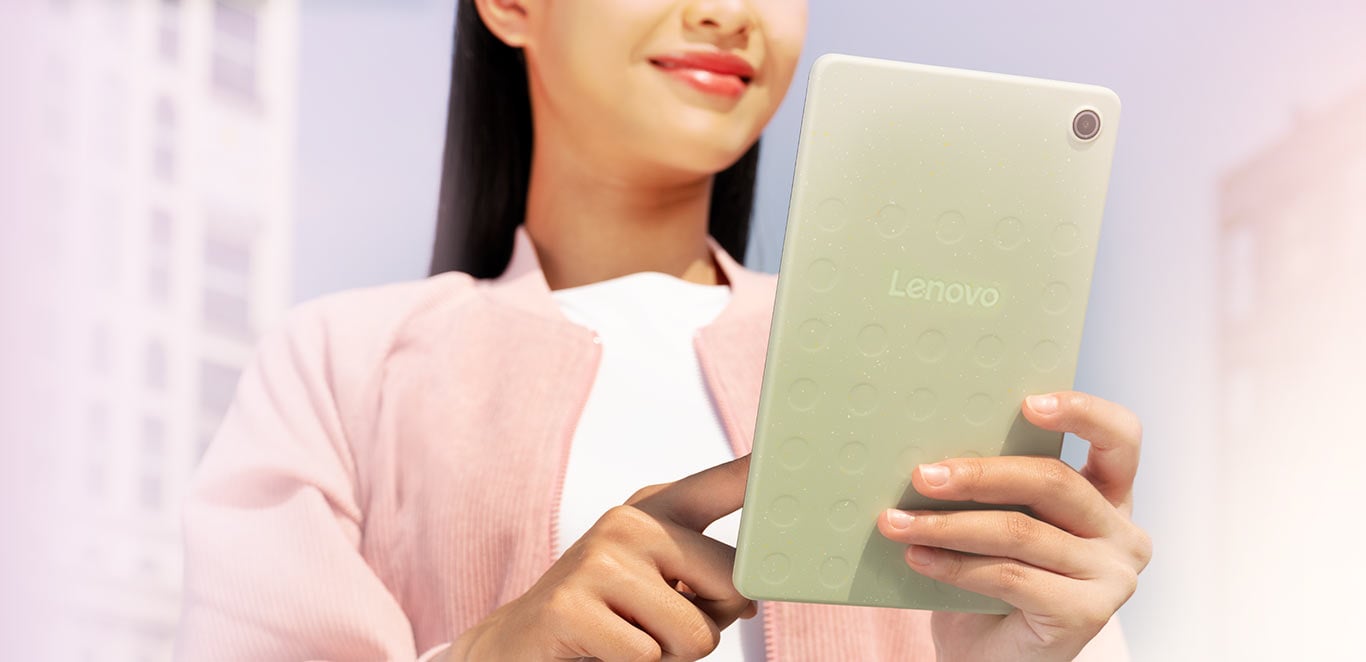 Kobieta trzymająca w dłoniach tablet Lenovo Tab One