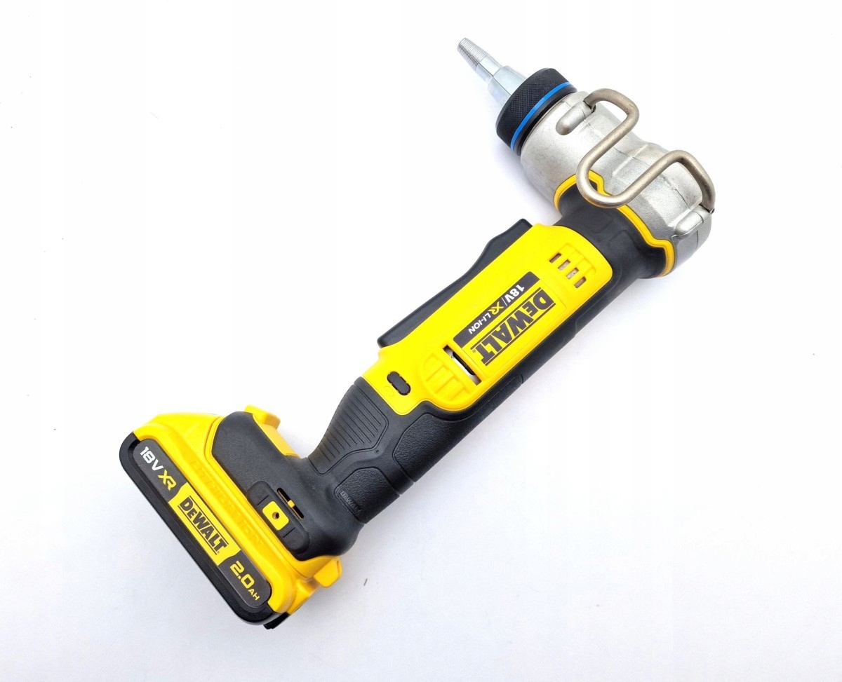 Zestaw zawiera akumulatory i ładowarkę wielonapięciową XR