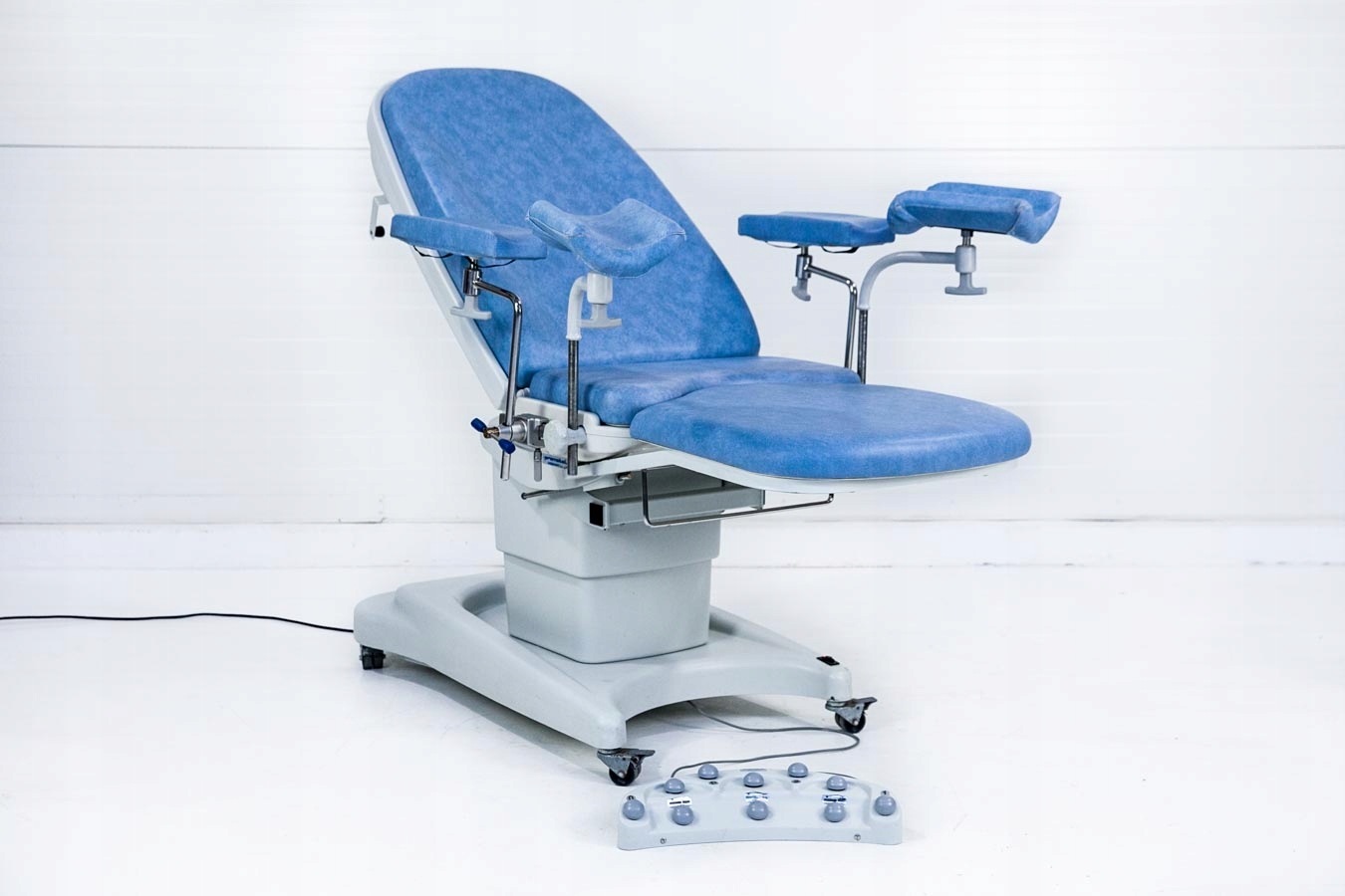 Deltaco ARM-0304 – Innowacyjny uchwyt do monitorów na słup