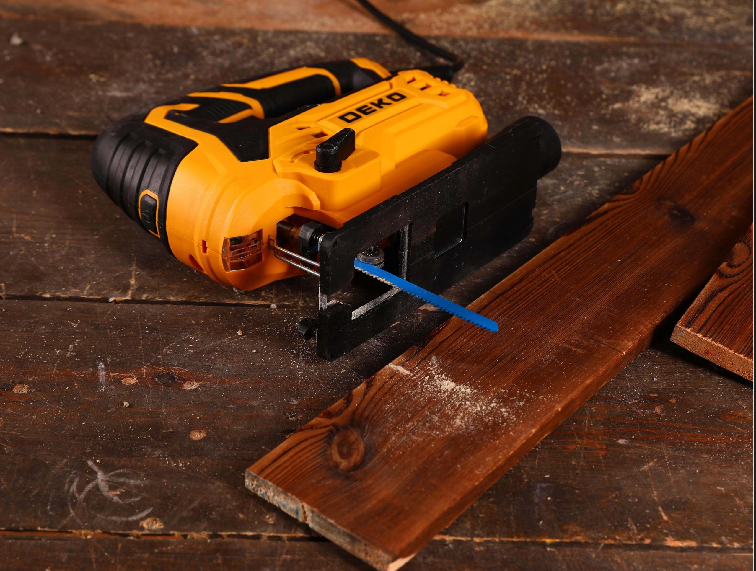 Regulacja kąta cięcia – Umożliwia ukośne cięcia do 45°