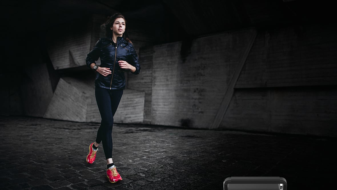 EKRAN Niezależnie czy wolisz poranny jogging czy wieczorny spacer, zegarek Activity 300 będzie idealnym kompanem treningu. Urządzenie nie tylko posiada krokomierz i stoper, ale również zliczy liczbę spalonych kalorii i przebyty dystans. Teraz możesz w pełni kontrolować swój trening!