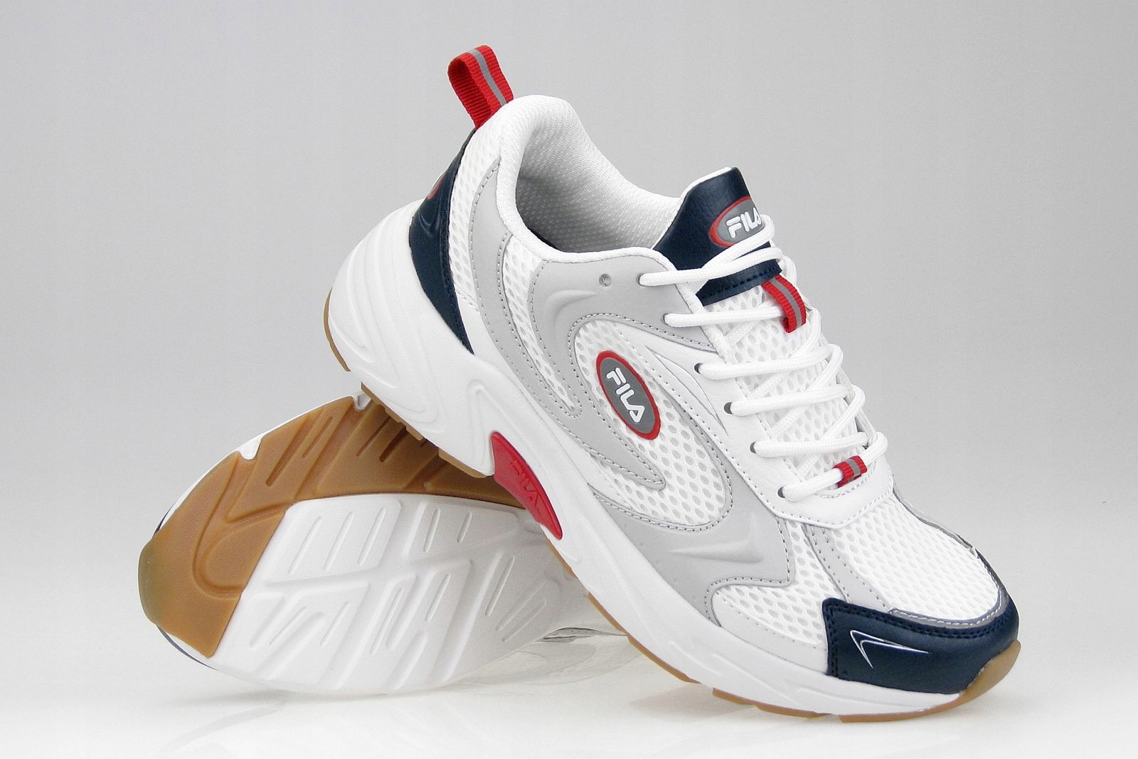 Uchwyt na pięcie dla łatwego zakładania i zdejmowania