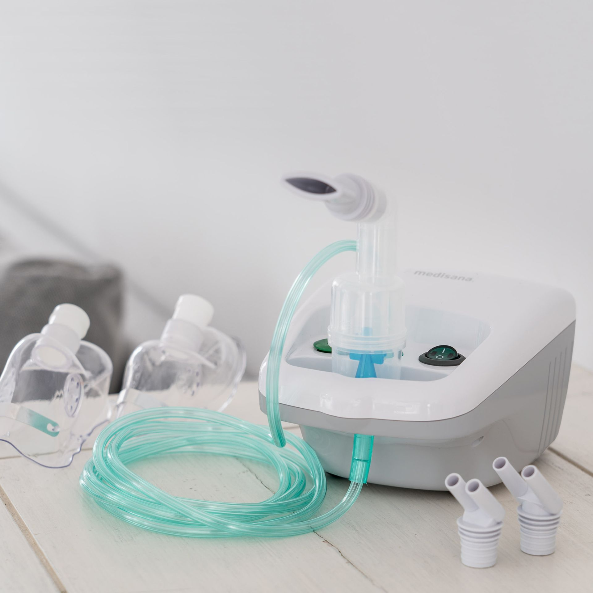 Poręczny i cichy inhalator do użytku domowego i w podróży