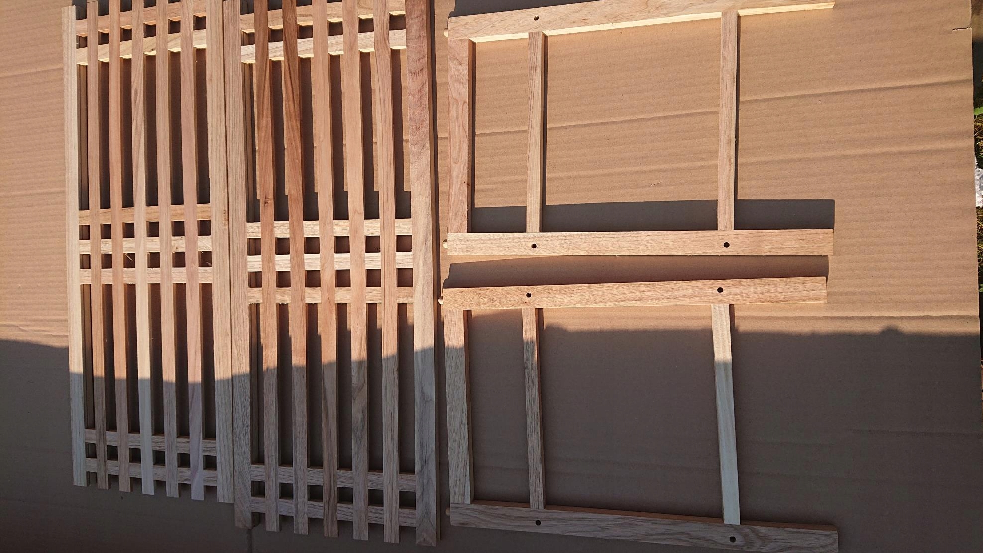 Wykonanie z naturalnego drewna orzechowego