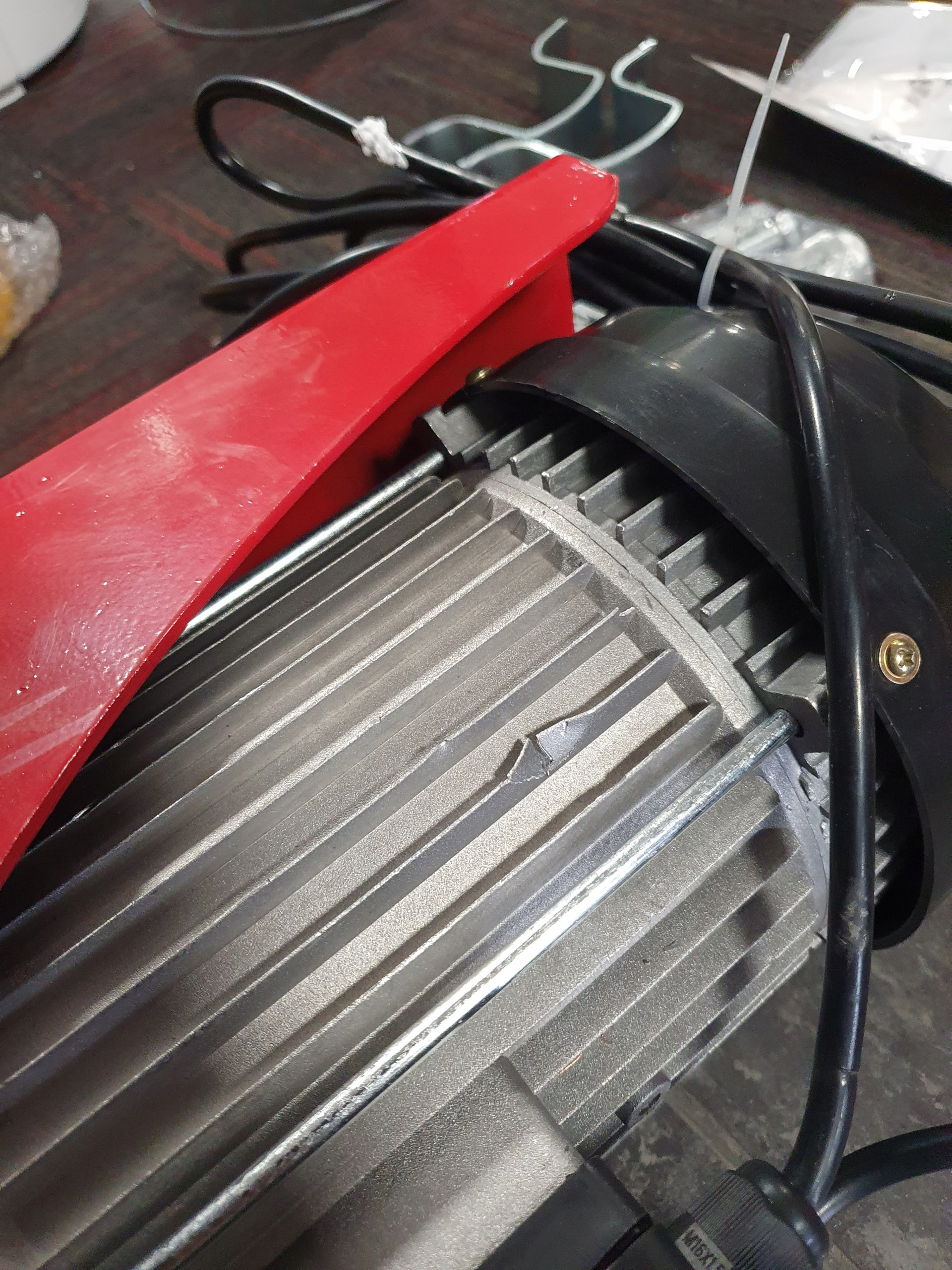 Zastosowanie w różnych branżach – Doskonała do garaży, fabryk i warsztatów