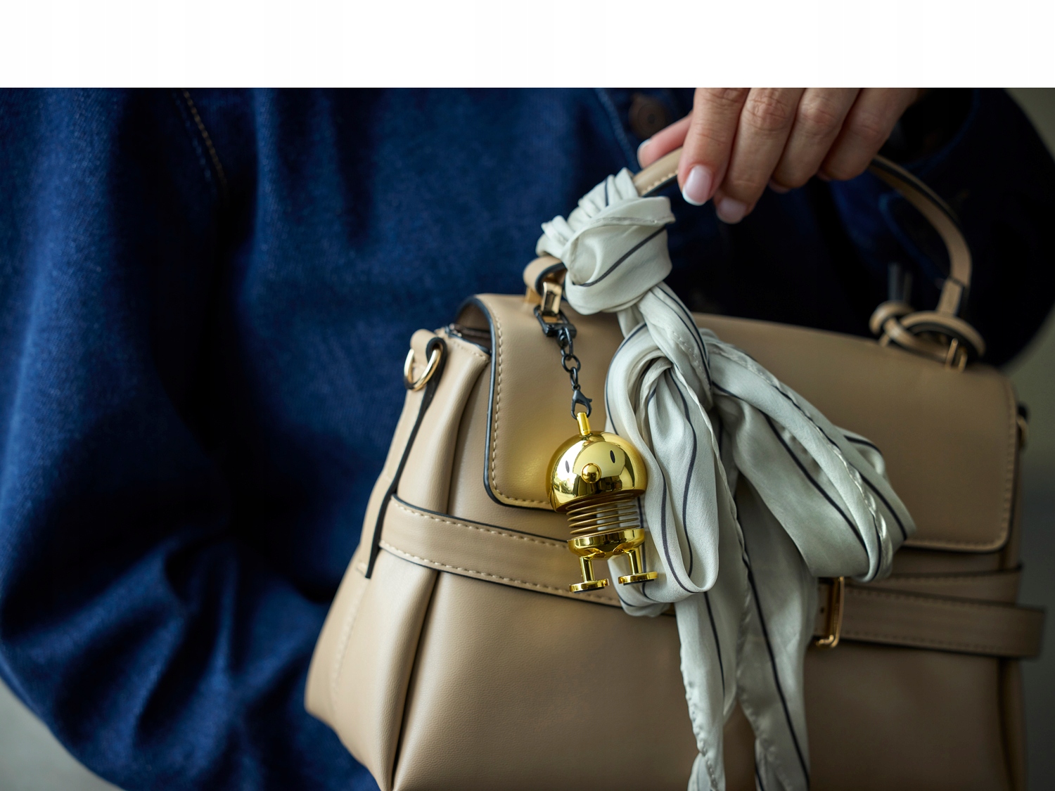 Zawieszka brelok Charm Gold 38316 – Stylowy dodatek do każdej torby