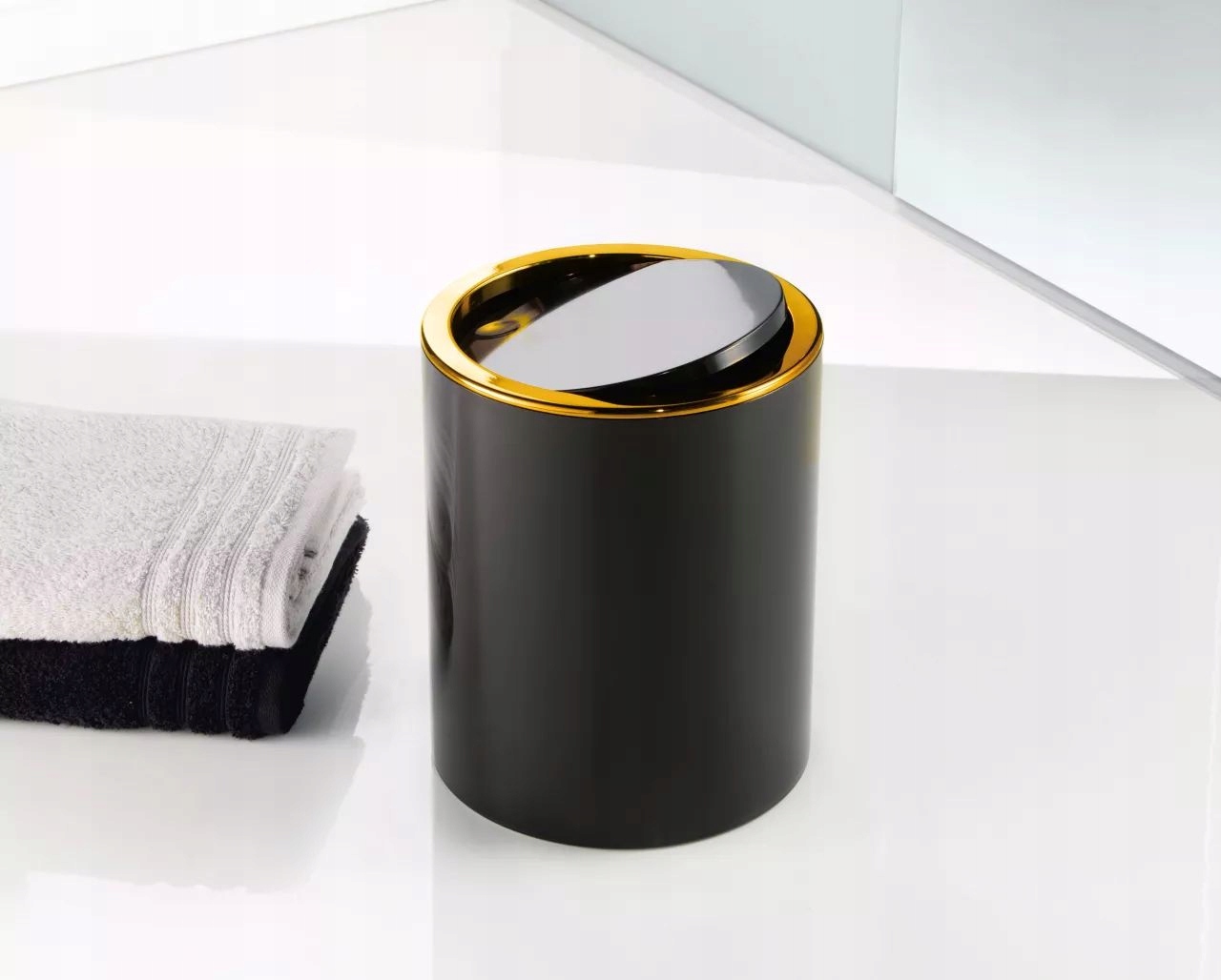 Praktyczna uchylna pokrywa i stylowy design