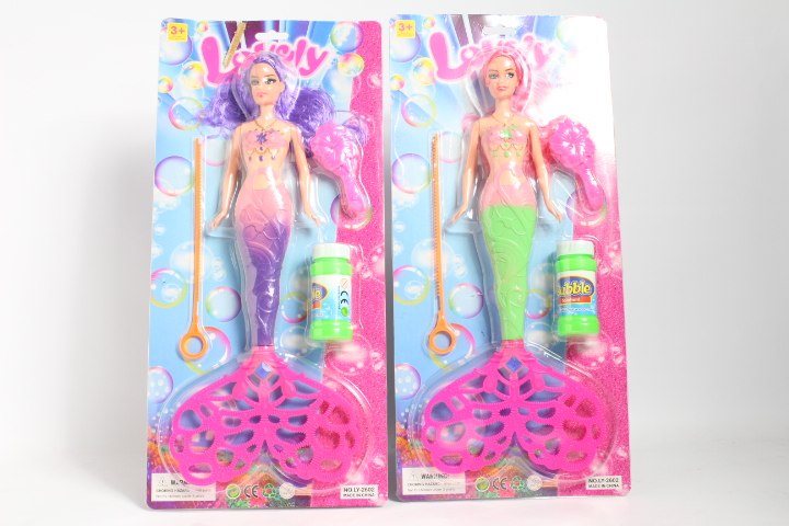 Zestaw zawiera: lalka, grzebień, płyn do baniek