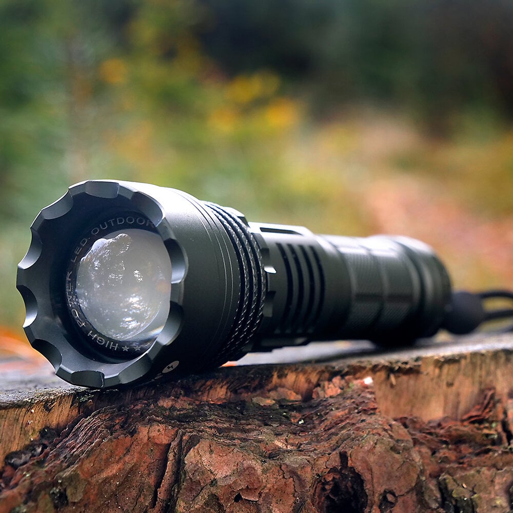 Ładowalna latarka ręczna LED everActive FL-1500R Scope – Niezawodne źródło światła w każdych warunkach