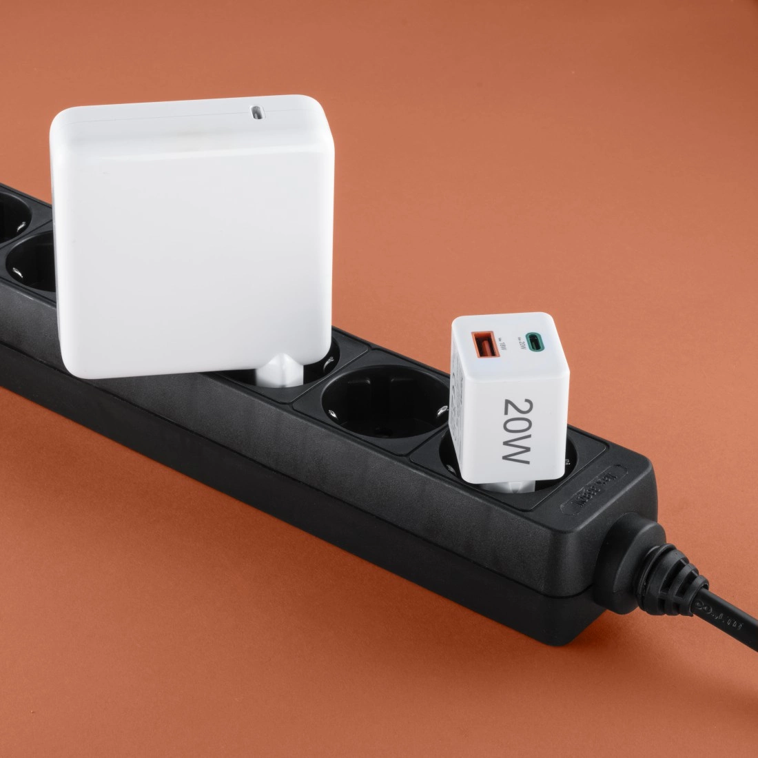 Ładowarka Hama z dwoma portami USB-C i USB-A