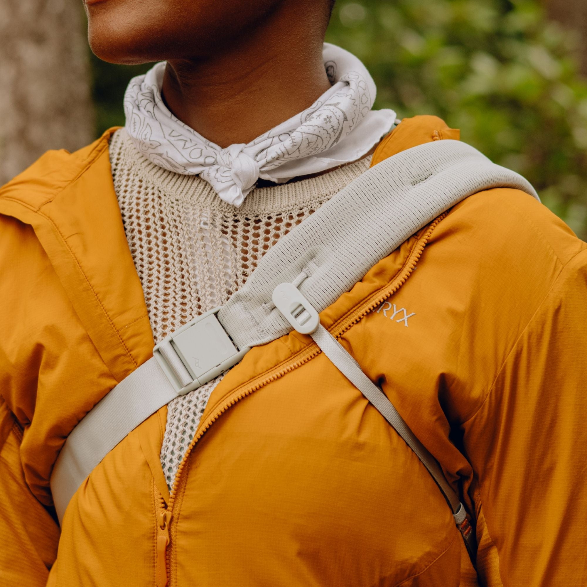 Wszechstronność noszenia – na ramieniu, w talii lub na krzyż