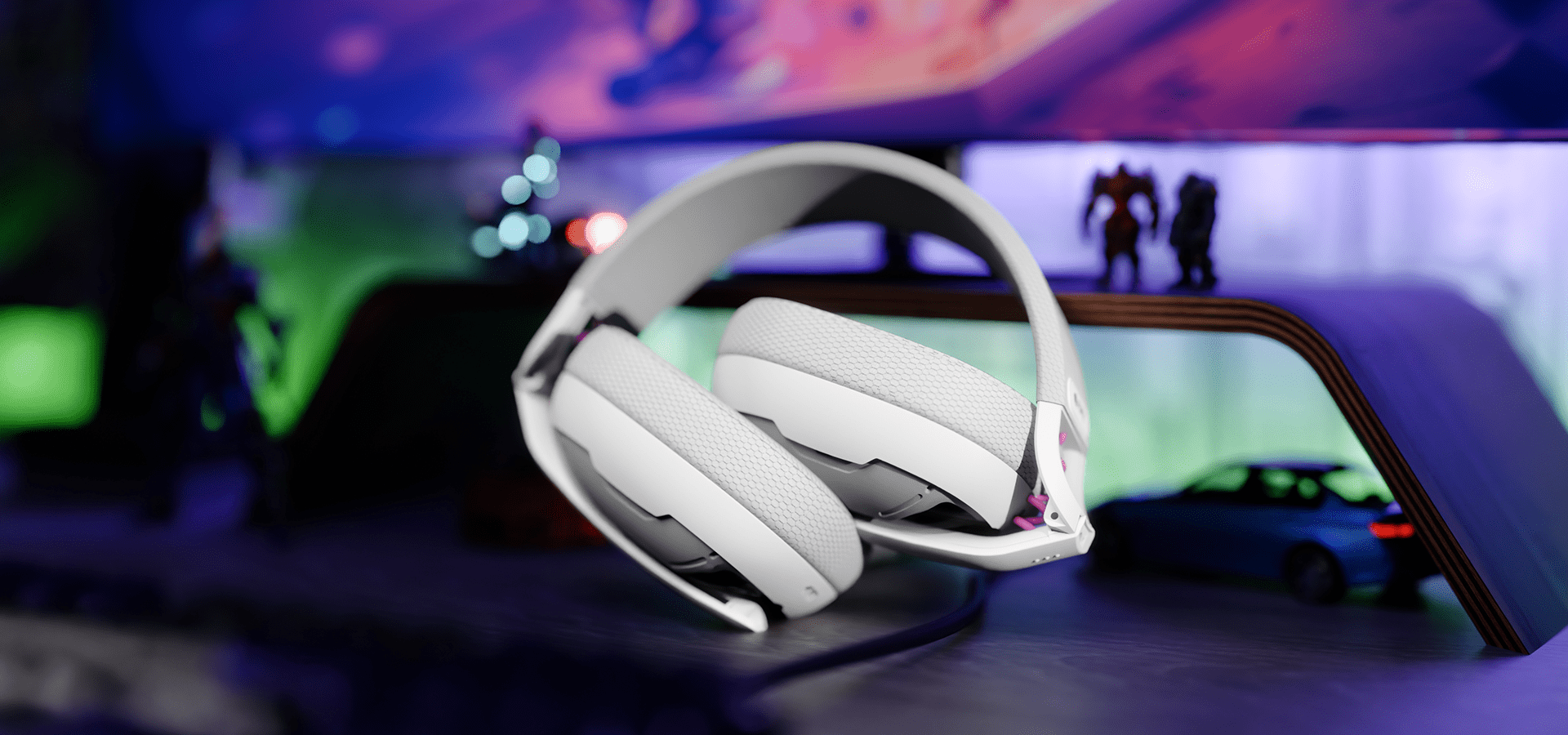 Słuchawki w białym kolorze umieszczone na rozmytej powierzchni z kolorowym tłem.