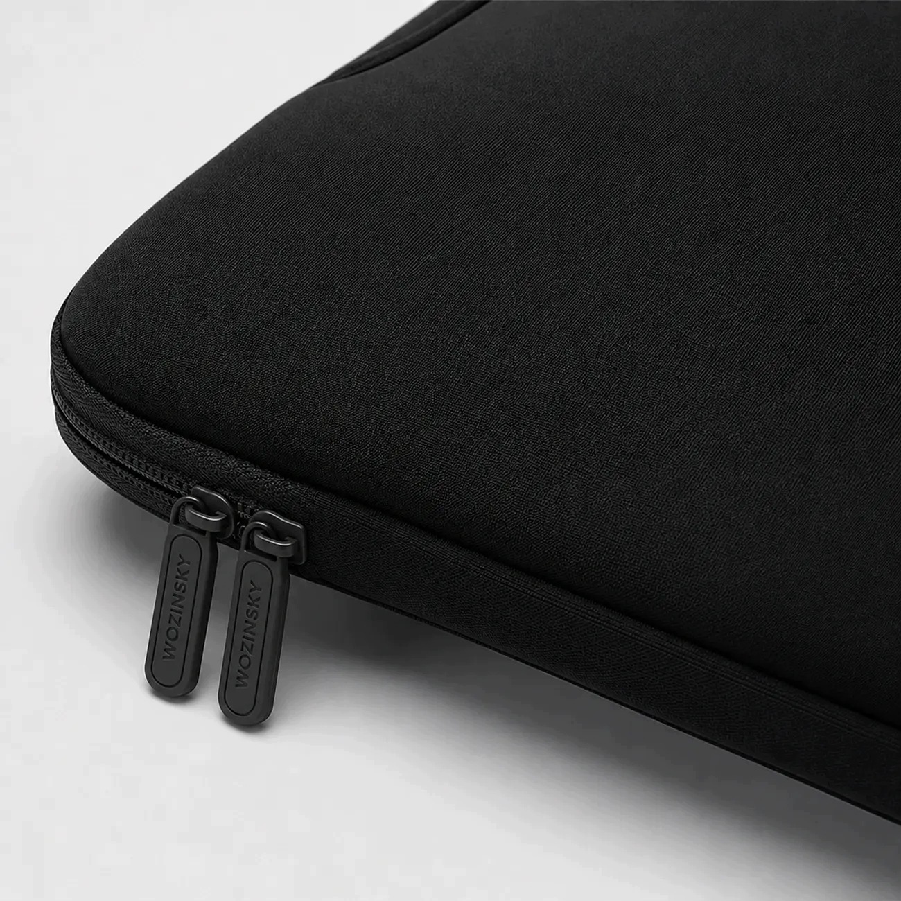 Łatwy dostęp do laptopa – Podwójny zamek błyskawiczny dla komfortu użytkowania