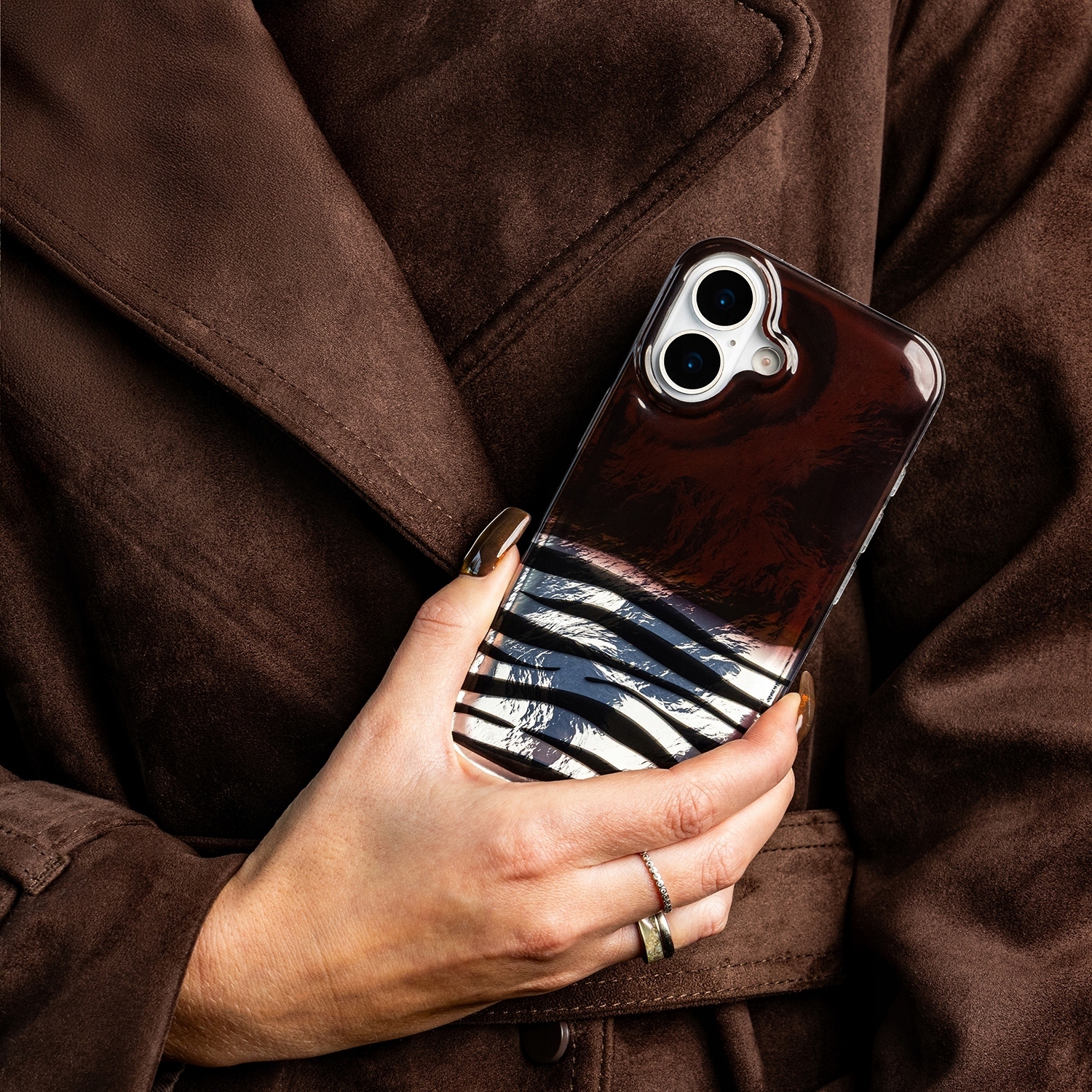 Precyzyjne wycięcia na aparat i porty – Funkcjonalność i estetyka