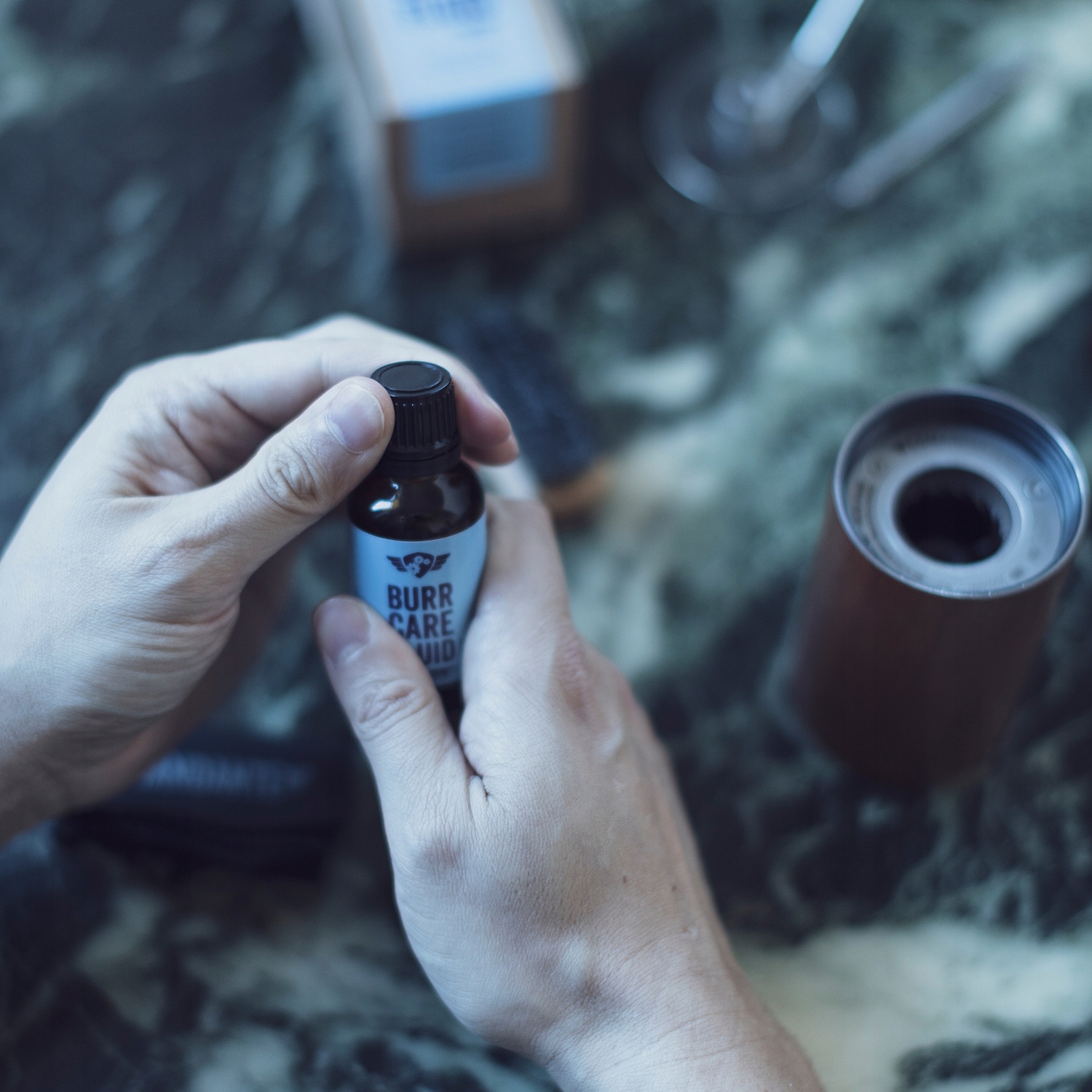 Skład zestawu: olej, szczotka i ściereczka