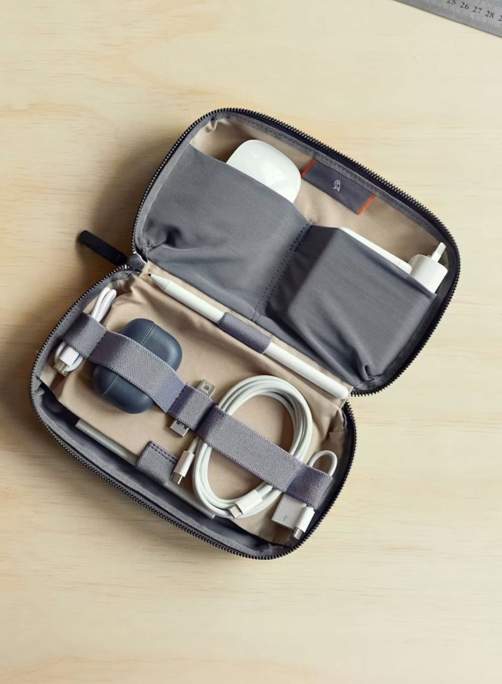 Elastyczne kieszenie na drobiazgi i kable