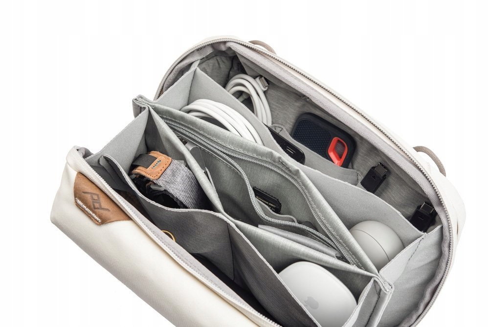 Zewnętrzna kieszeń z przejściem na kabel