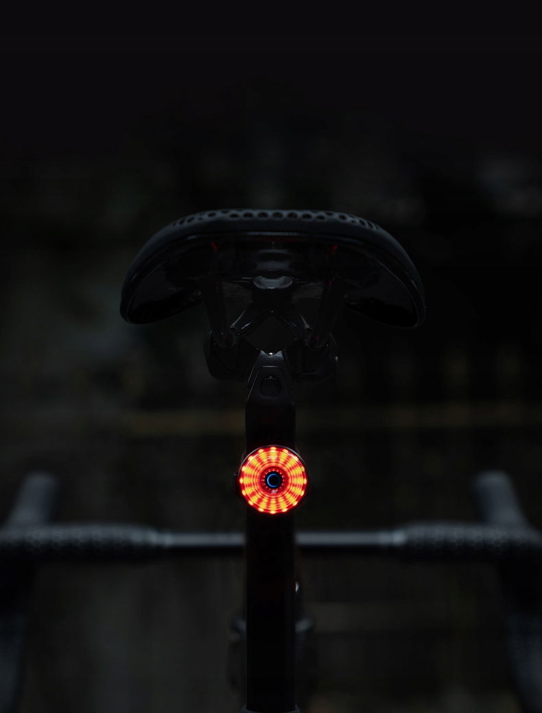 Regulacja jasności i 5 trybów świecenia – Dostosowanie do warunków jazdy