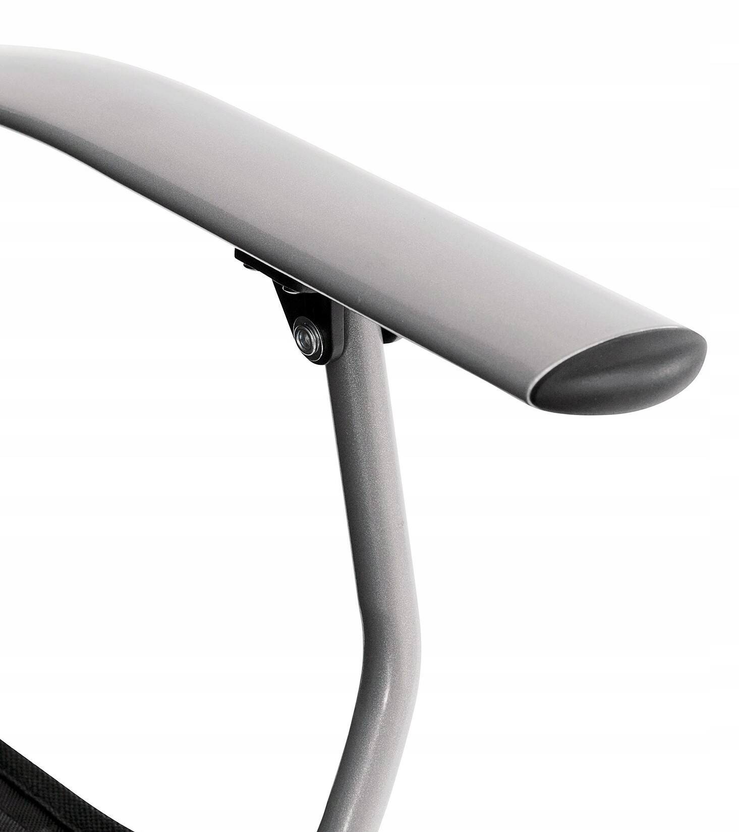 Praktyczne podłokietniki i łatwość transportu