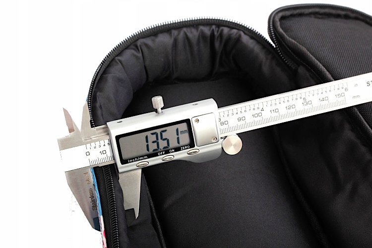 Praktyczne detale – Kieszonka na akcesoria i zamek błyskawiczny