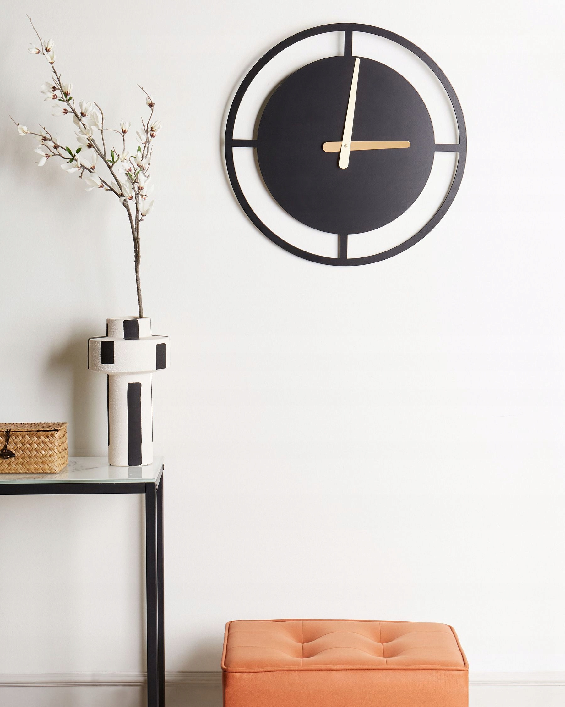 Minimalistyczny design z geometryczną ramą
