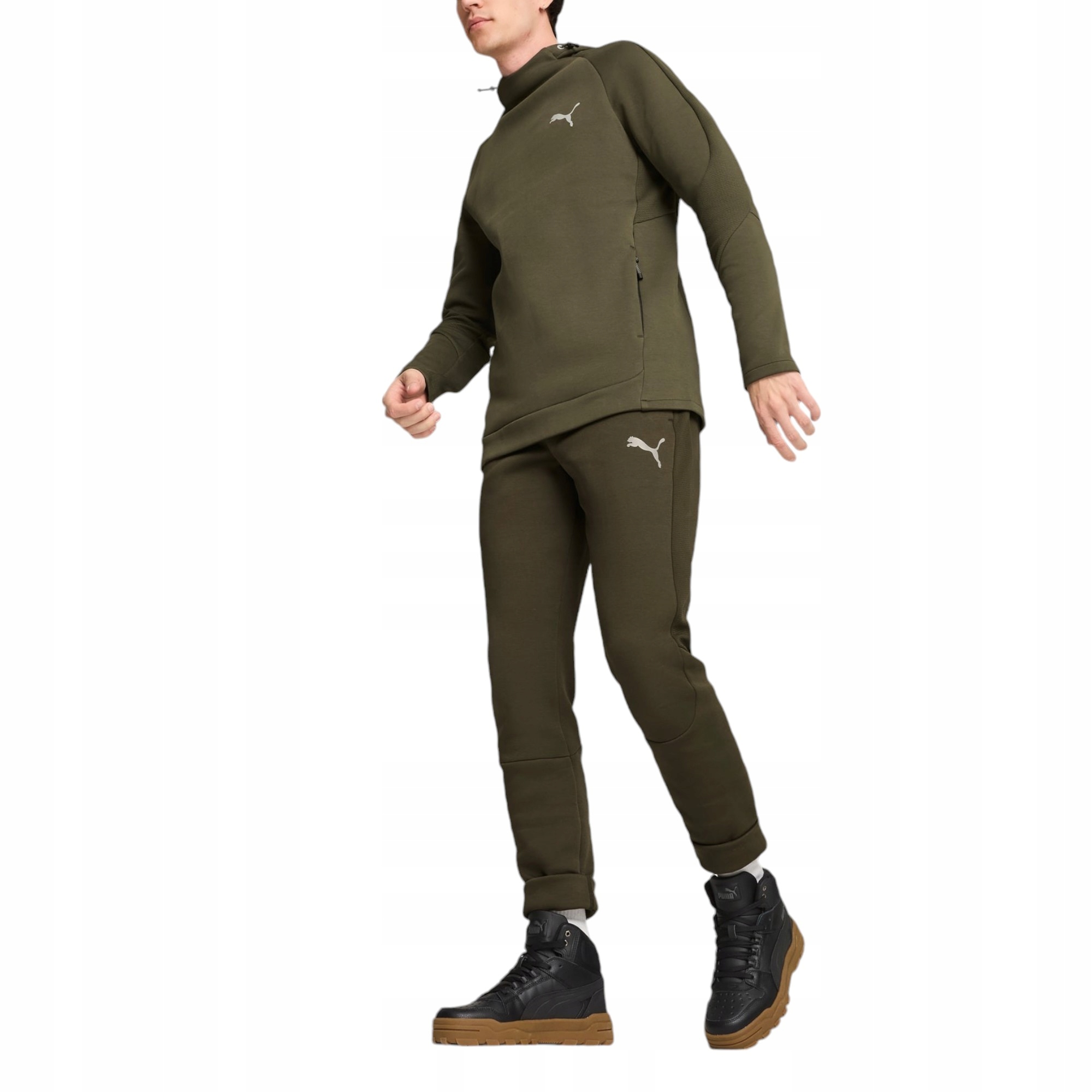 Stabilizacja kostki dzięki średniej wysokości cholewki