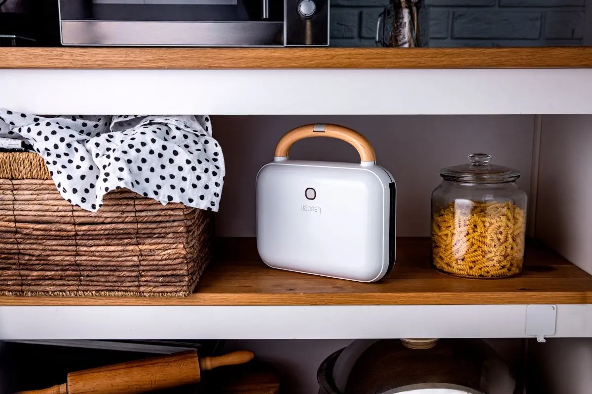 Elegancki design z drewnianymi detalami