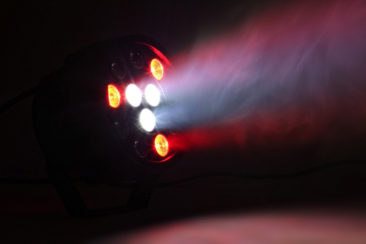 Kompletne wyposażenie: lampa obrotowa LED, laser kropkujący, Par LED
