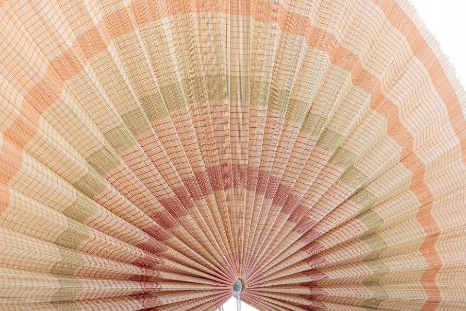 Imponujący wachlarz z bambusa – Ciepłe kolory i forma