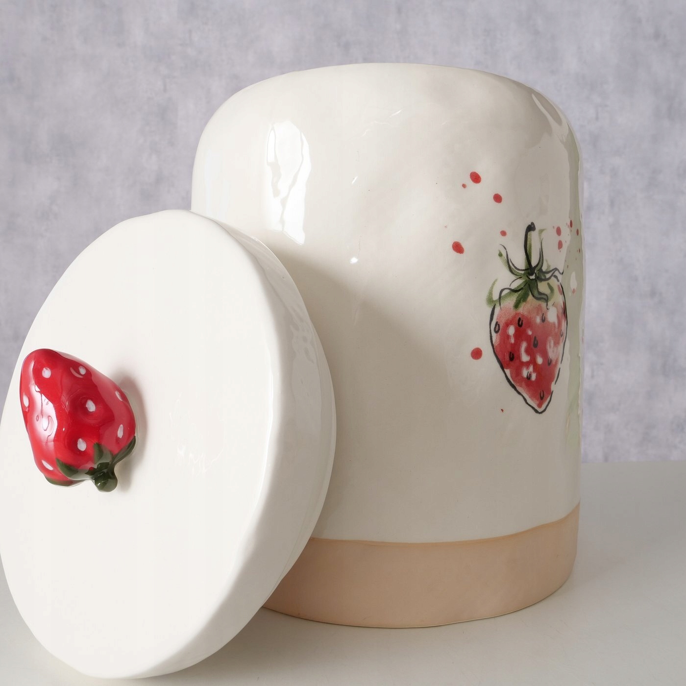 Szczelna pokrywka z dekoracyjnym uchwytem