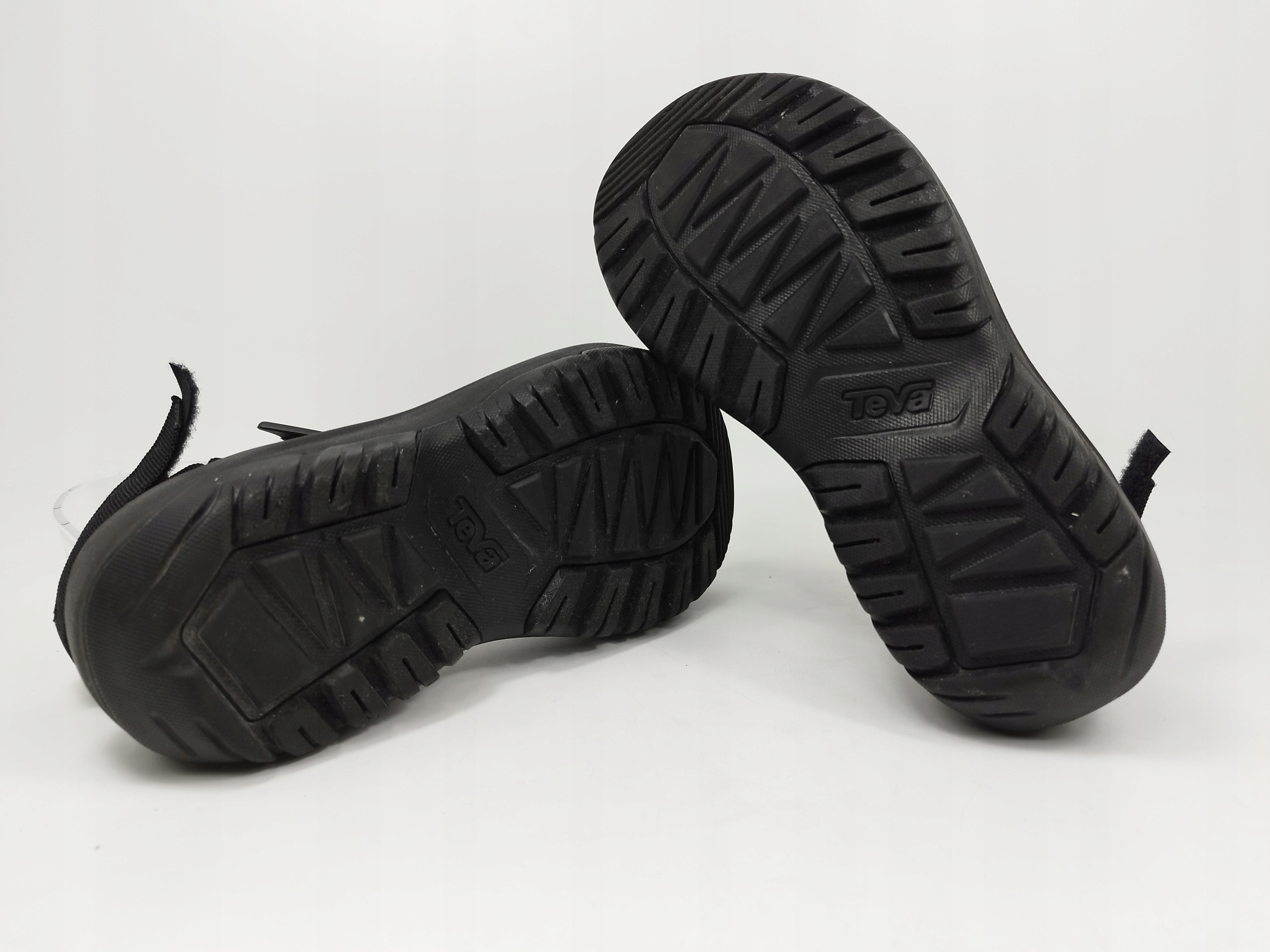 Stylowy czarny kolor – uniwersalne dopasowanie do każdej stylizacji