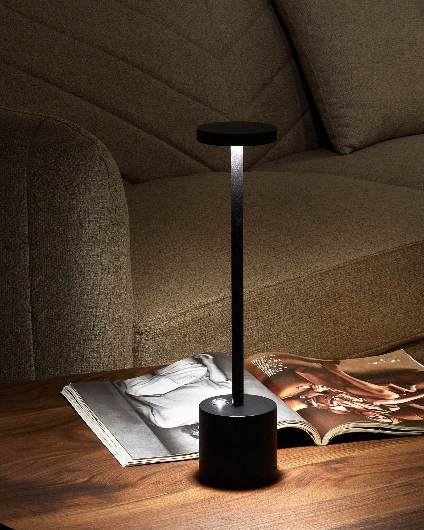 Łatwe w użytkowaniu – włącznik dotykowy i gniazdo USB