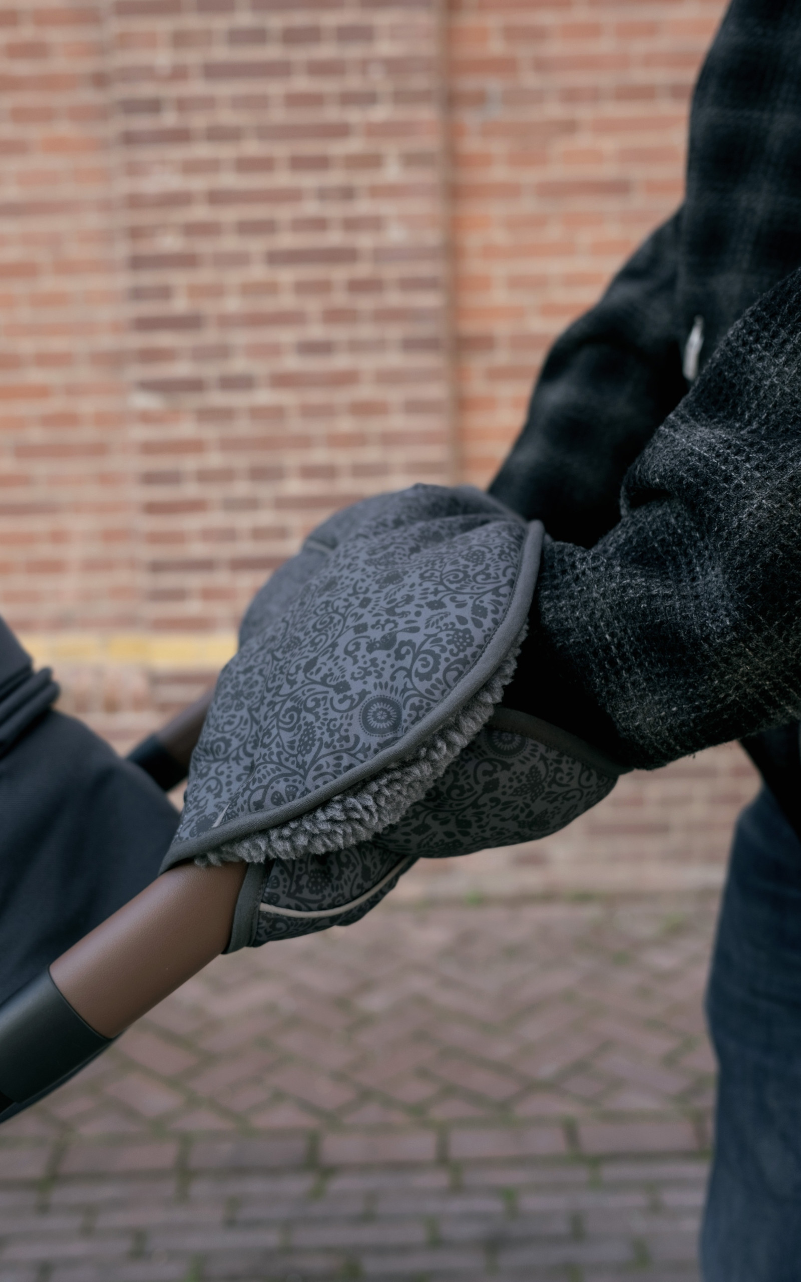 Folklorystyczny design z odblaskowymi elementami