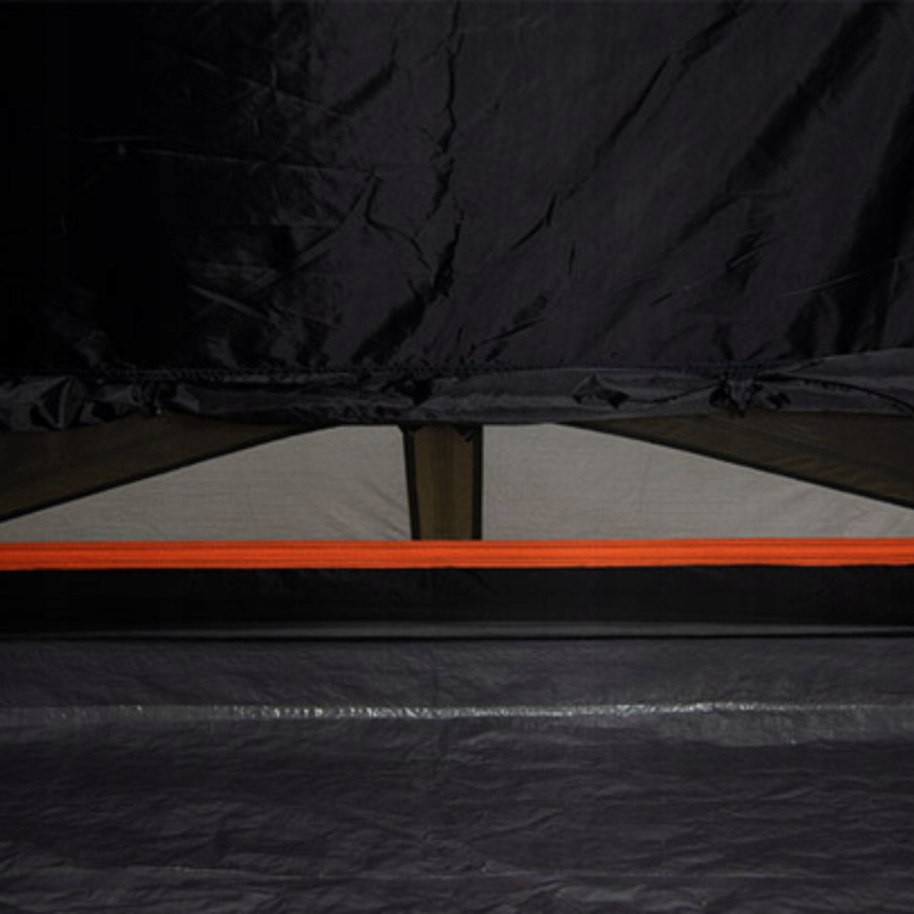 Wewnętrzne kieszenie i hak na latarkę – Organizacja przestrzeni