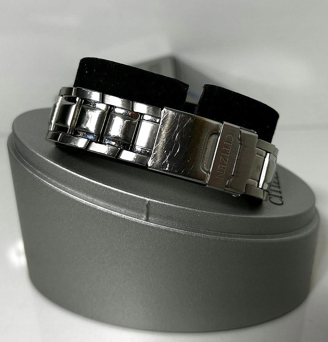 Stylowy design w kolorze srebrnym i niebieskim