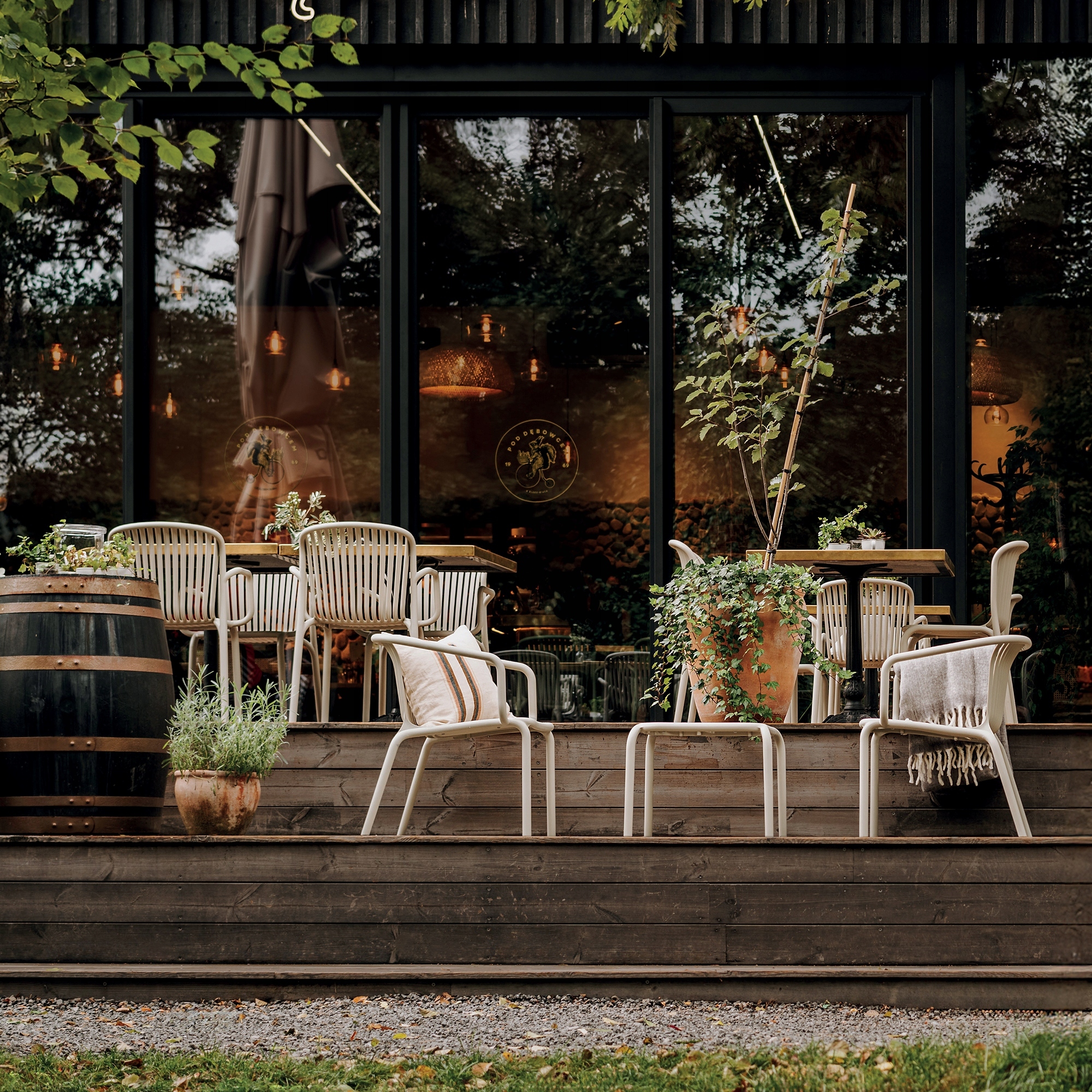 Ponadczasowy biały kolor - elegancja w każdym ogrodzie