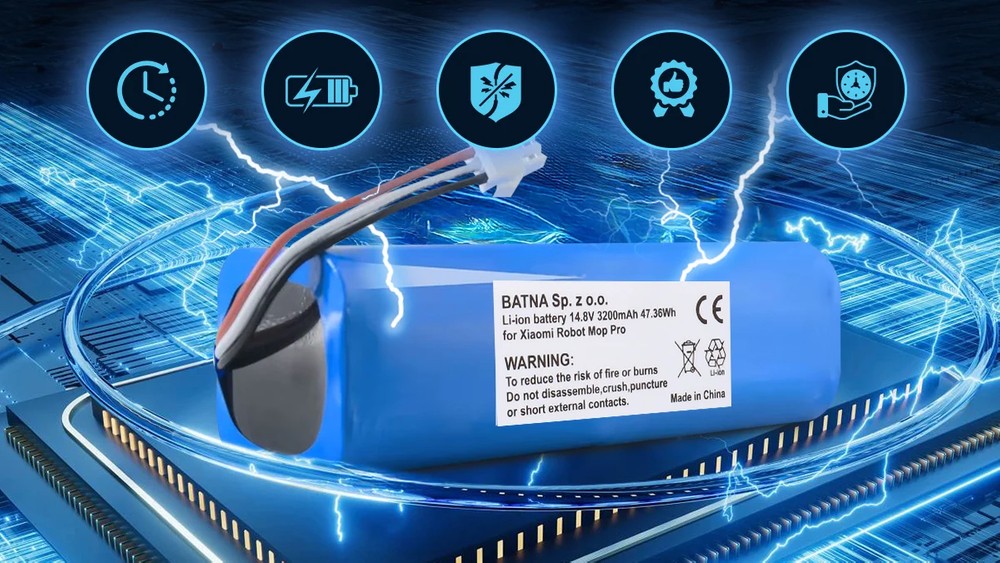 zamienna bateria do odkurzaczy xiaomi w kolorze niebieskim z białą etykietą i przewodem z wtyczką na białej podstawce