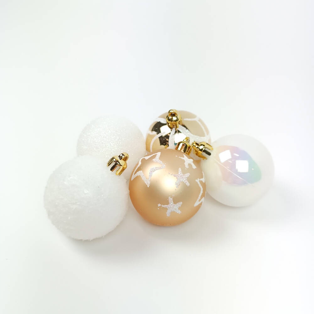 Wytrzymałe bombki świąteczne – Kolorowy design i różne wykończenia
