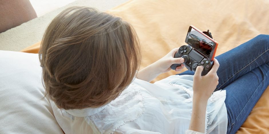 Uchwyt na kontroler gier GCM10 bezpiecznie utrzyma Twój kontroler DUALSHOCK®4 i smartfon.