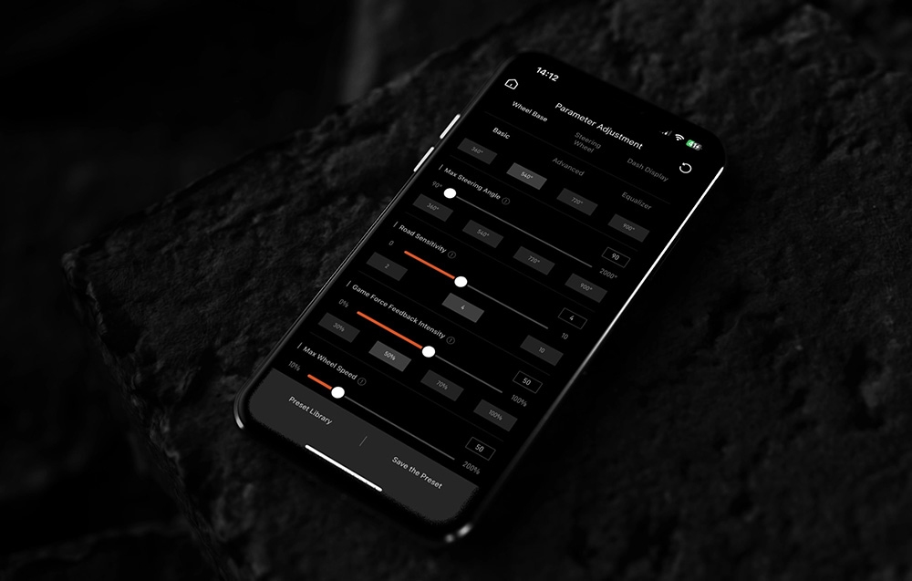 Smartfon z uruchomioną aplikacją do zmiany parametrów zestawu gamingowego.