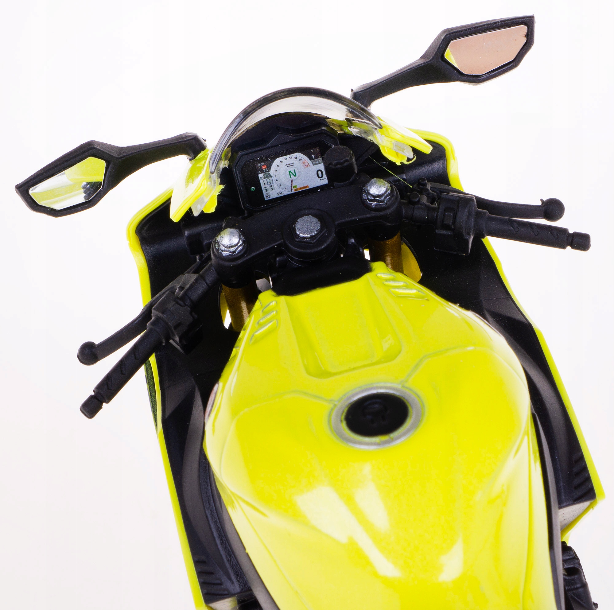 Realistyczne detale i funkcje – skrętną kierownica i amortyzowane zawieszenie