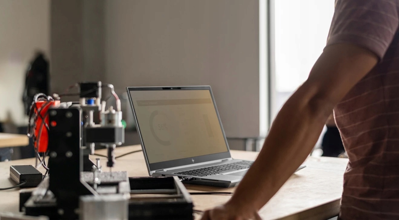 Komunikacja i porty – Wszechstronność z Thunderbolt 4 i USB