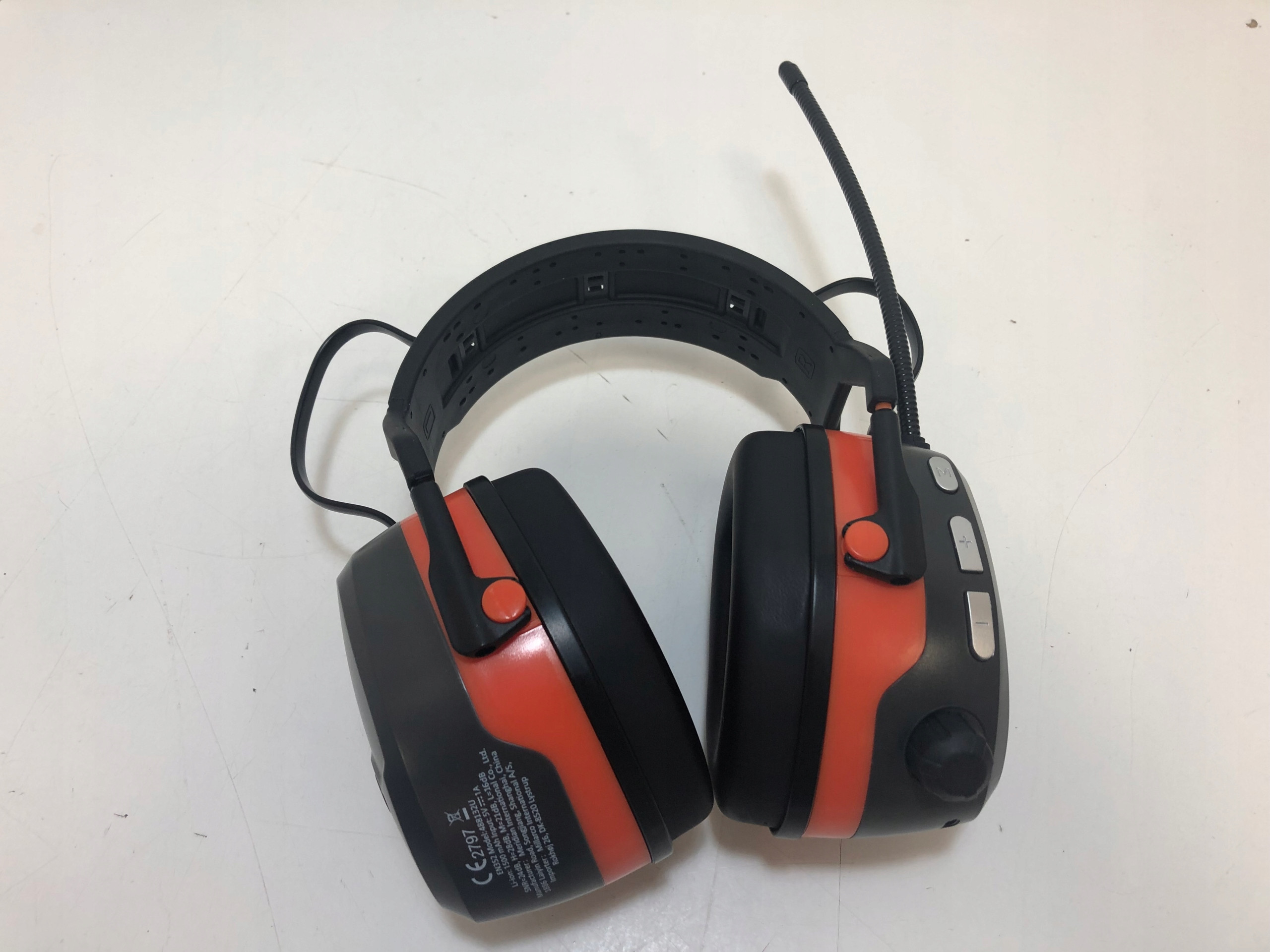 Wbudowany Bluetooth i mikrofon do strumieniowania muzyki