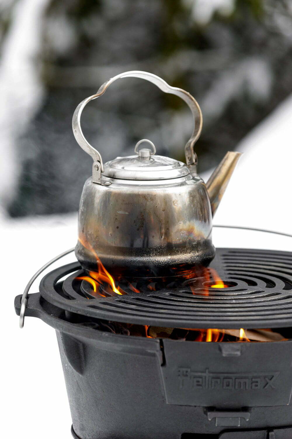 Efektywne gotowanie wody na ognisku i kuchenkach
