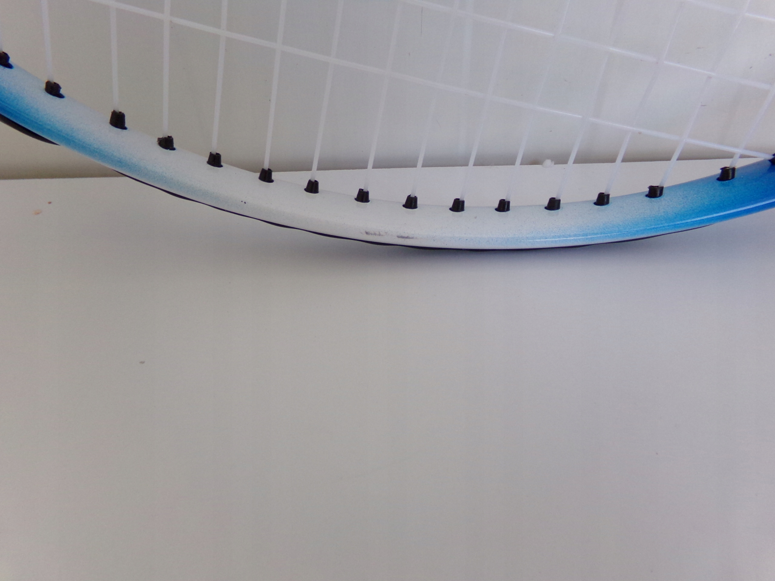 Wytrzymałe naciągi i antywibracyjna linka dla komfortu gry