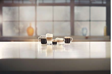 5 rodzajów kaw, w tym cappuccino, na wyciągnięcie ręki