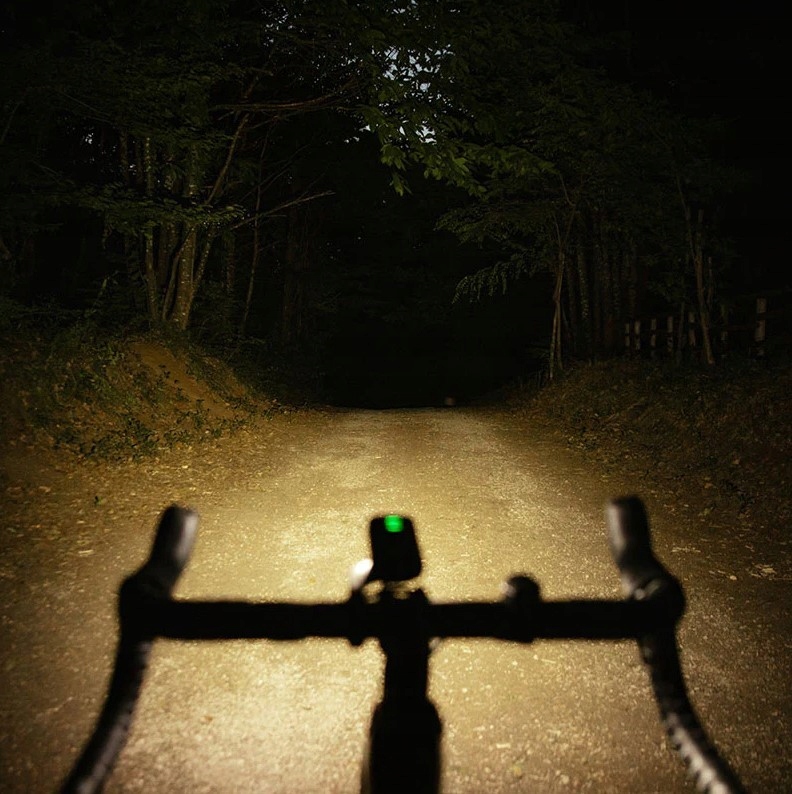 Lampka przednia MAGICSHINE RAY 2600B – Twoje oświetlenie na każdą przygodę